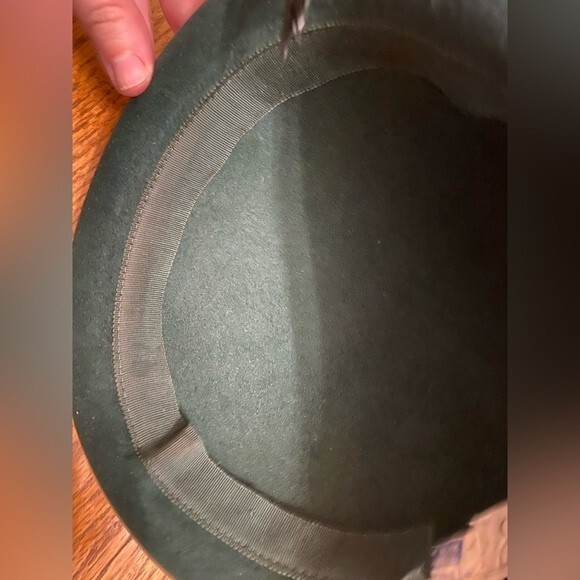 Janyth Roy 1950s Vintage Wool Felt Emerald Green Rolled Bowler Feather Half Hat - Picture 3 of 13